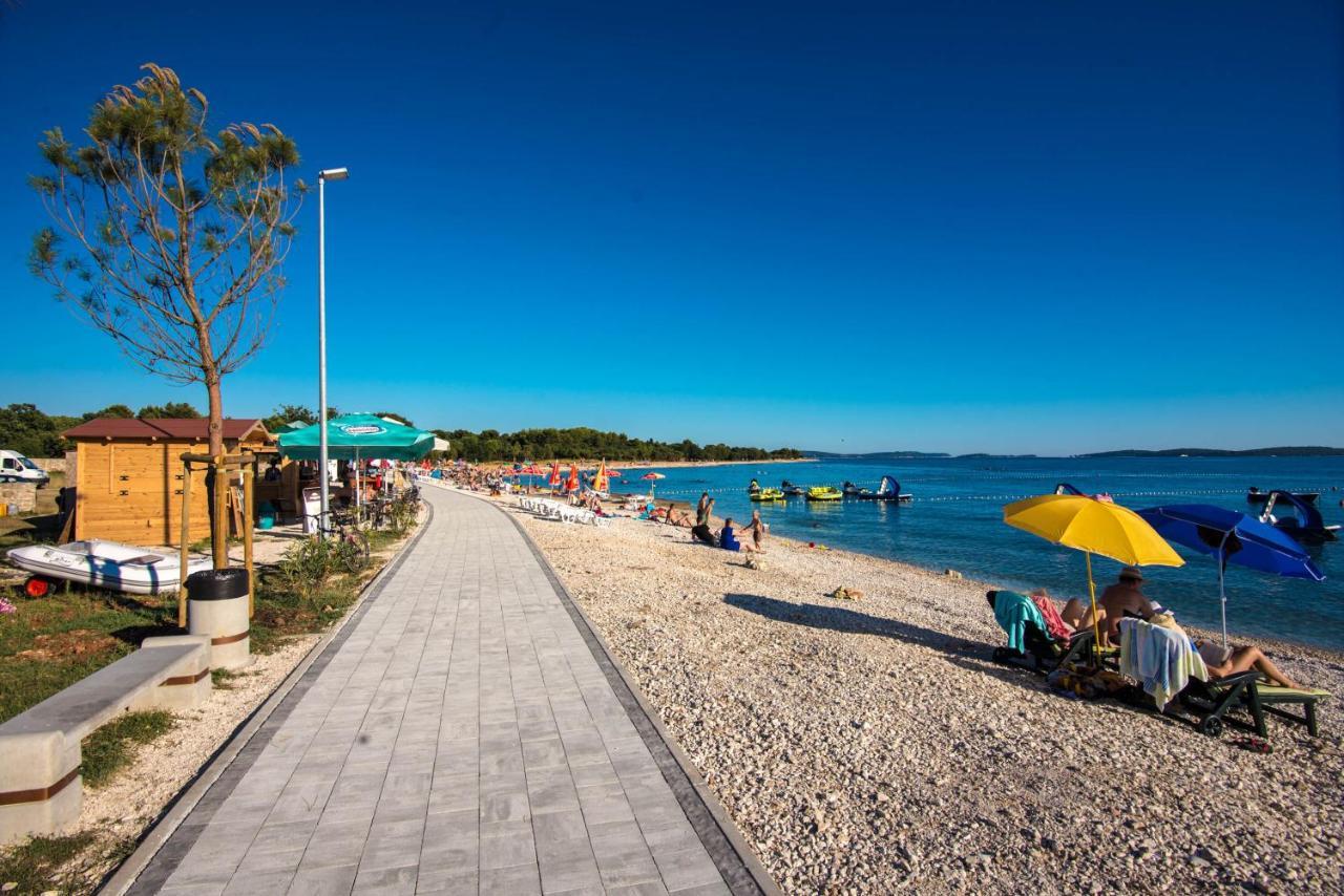 Teuta Apartments - A Beach And A Sea View Peroj Exterior foto