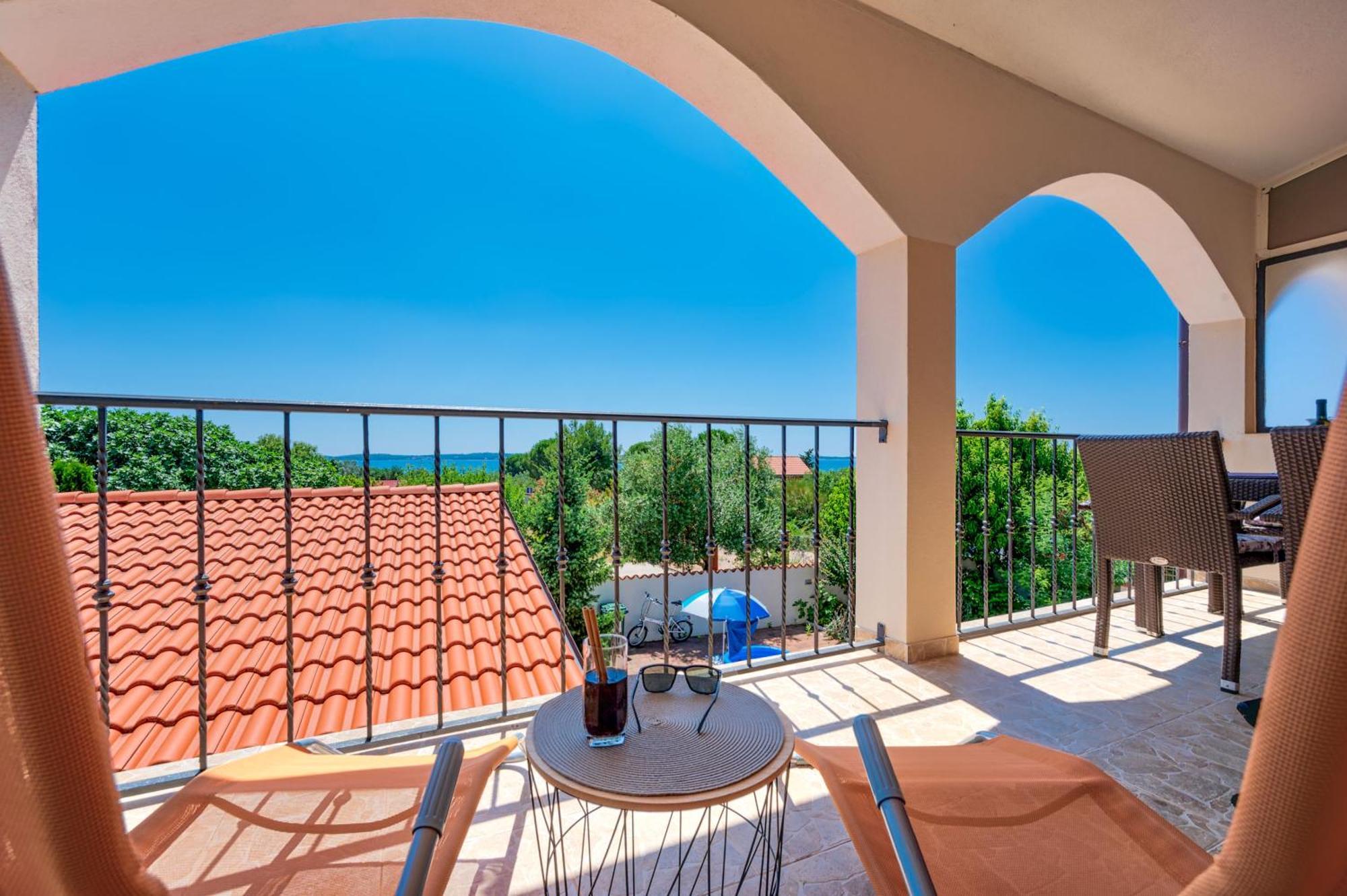 Teuta Apartments - A Beach And A Sea View Peroj Exterior foto